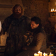 El vaso de Starbucks en medio de esta escena llena de tensión y barbudos.